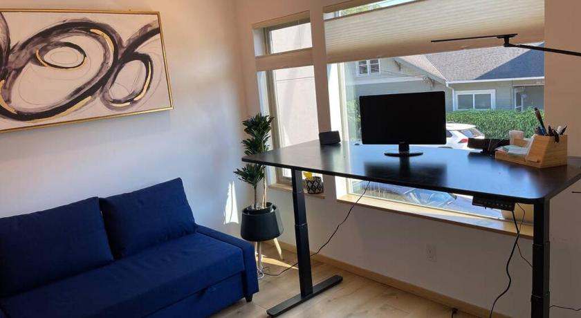 Cheerful new modern townhome close to downtown photo