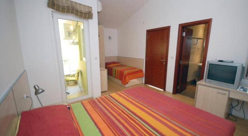 BMV TRIPLE ROOM WITH BALCONY — Hotel in Budva