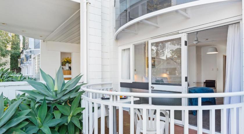 Image of Queen Studio with Patio and Avenue Views 8