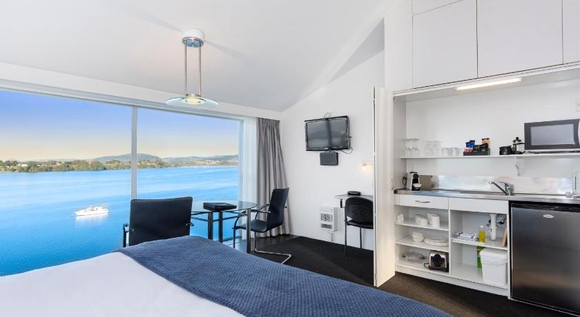 Image of Executive King Suite - Water Front 4