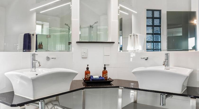 Image of Superior Suite - Water Front 2