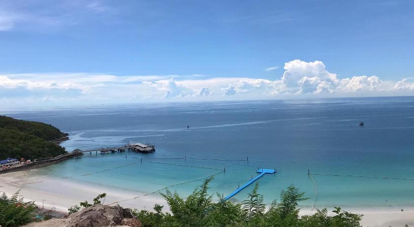 Baan Ta Long Beach Koh Larn photo