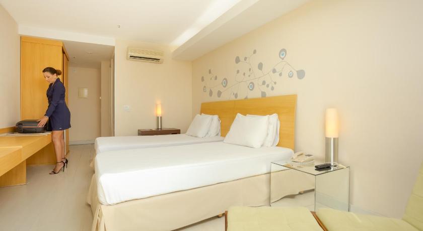 Golden Tulip Macae