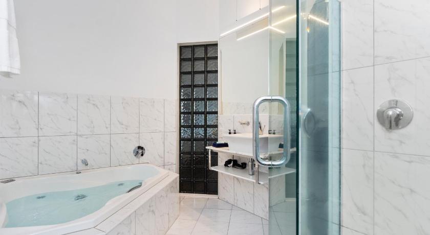 Image of Superior Suite with Spa Bath - Water Front 2