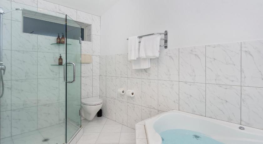 Image of Superior Suite with Spa Bath - Water Front 11