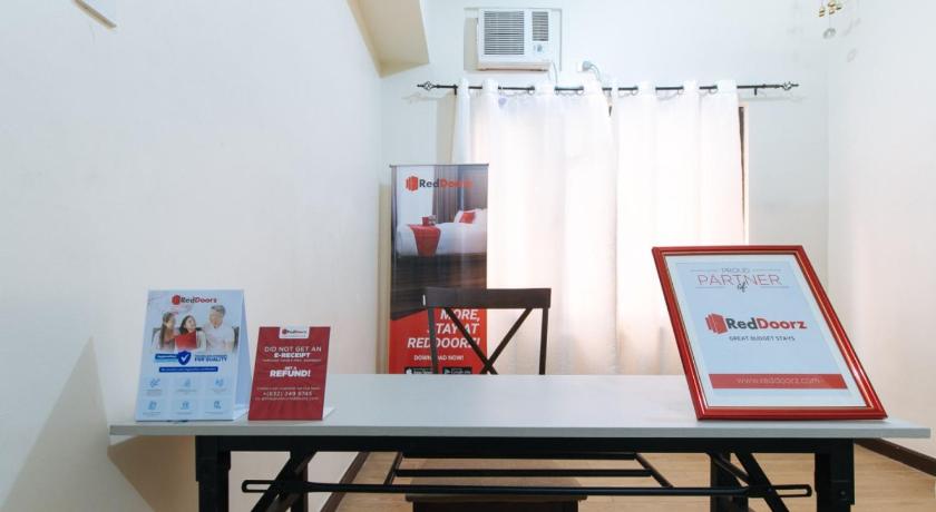 RedDoorz near SGM Condotel Villa Beach Iloilo photo