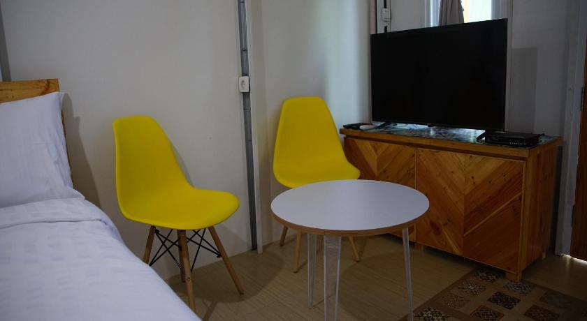 Image of Family Room 8