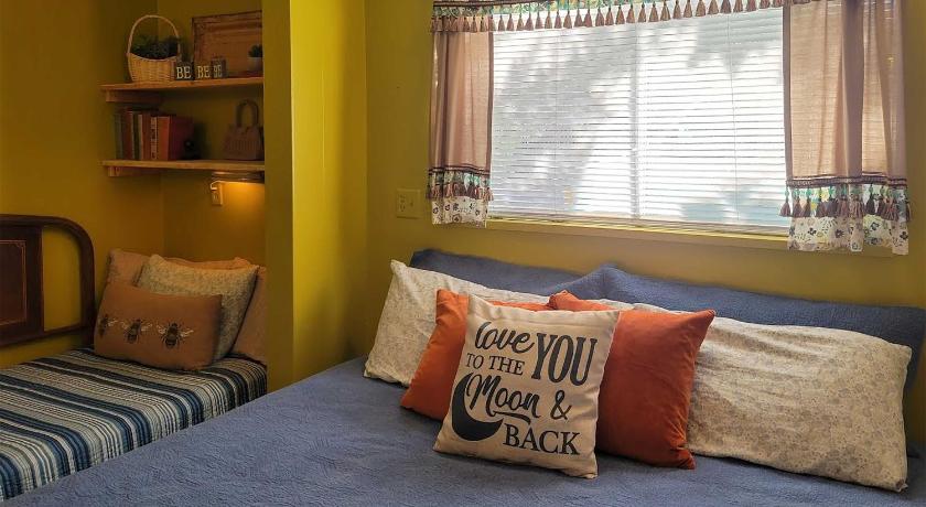 Quaint and Cozy Cottage 3 Mi to Palisade Wineries! photo