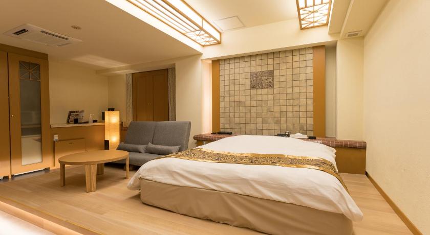 a hotel room with a bed and a desk, HOTEL Rplus日高 in Hanno