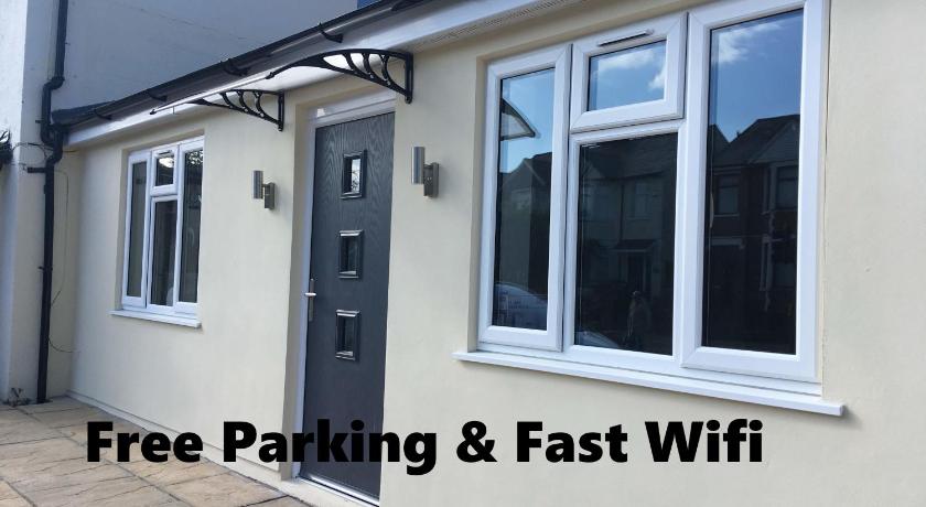 Beechfield House Modern studio self-contained unit with free WiFi and Parking and kitchen area 4m fr — Hotel in Cardiff