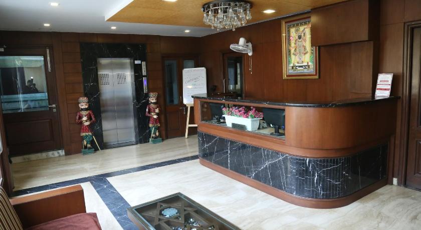 Hotel Devansh with garden and rooftop bar