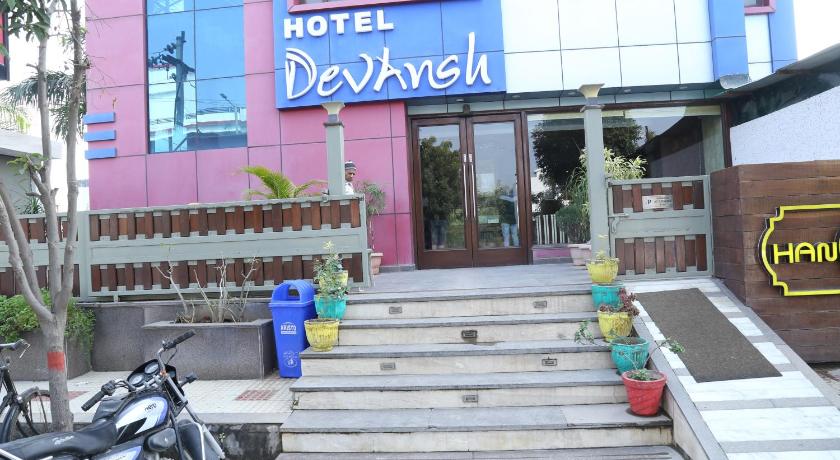 Hotel Devansh with garden and rooftop bar