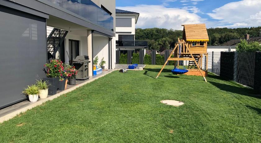 Moderne Ferienwohnung mit Terrasse und Garten — Hotel in Gunzburg