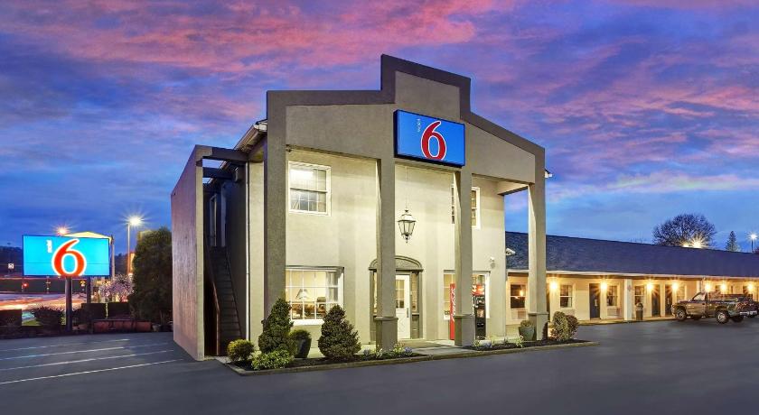 Motel 6 Washington, PA