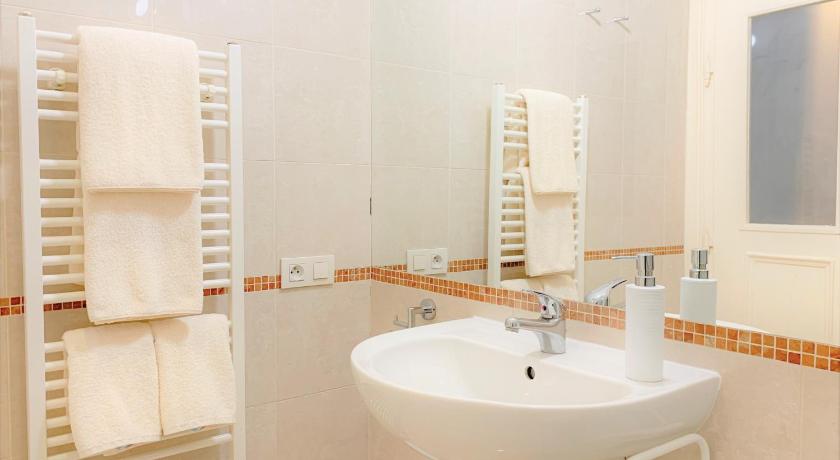 Image of Deluxe Double Room with Bath 6