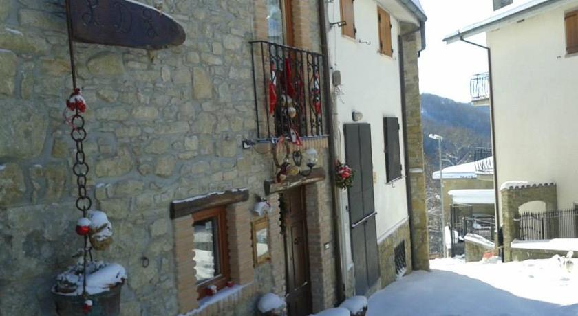 a large building with a snow covered roof, B&b ldl Amatrice in Amatrice