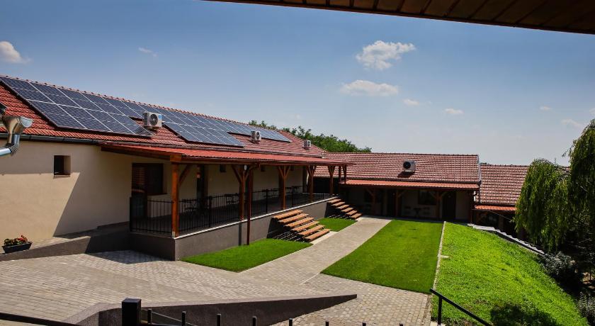 Tulip Garden Panzio — Hotel in Kékcse
