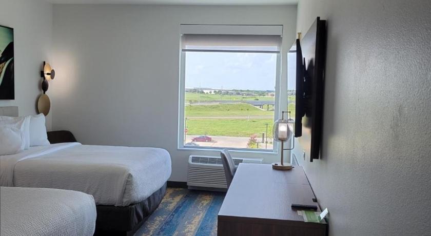 La Quinta Inn & Suites by Wyndham Terrell photo