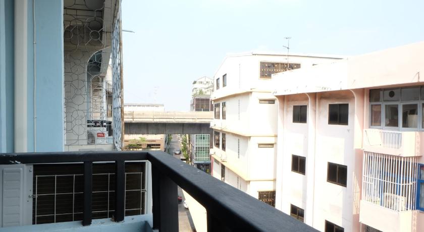 Bangkok Sleep with Me Bangkok - BTS Phra Khanong 2-Star Hotel view