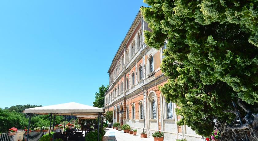 Hotel Iris photo