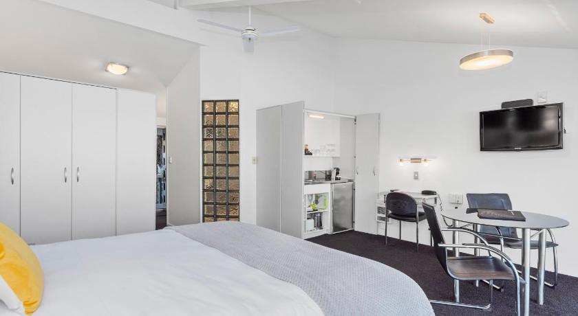 Image of Premier Suite with Spa Bath and Patio - Water Front 11