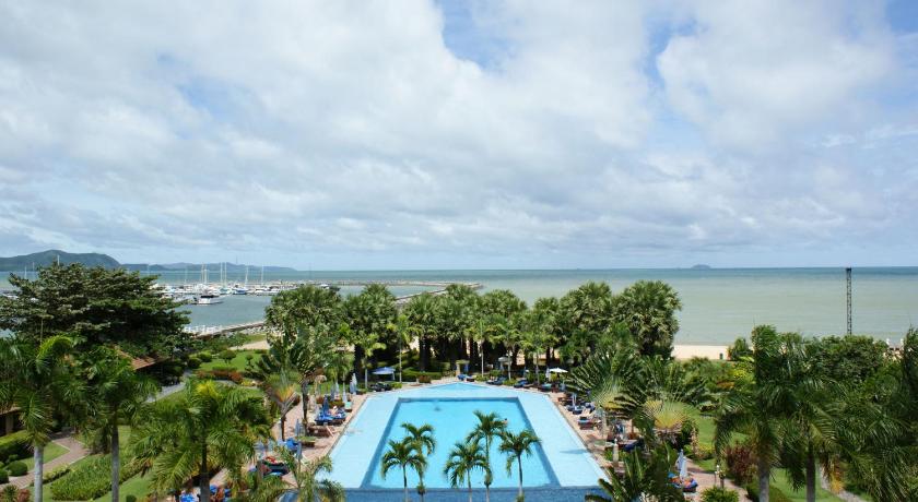 a beach filled with palm trees and palm trees, Botany Beach Resort (SHA Extra Plus) in Pattaya