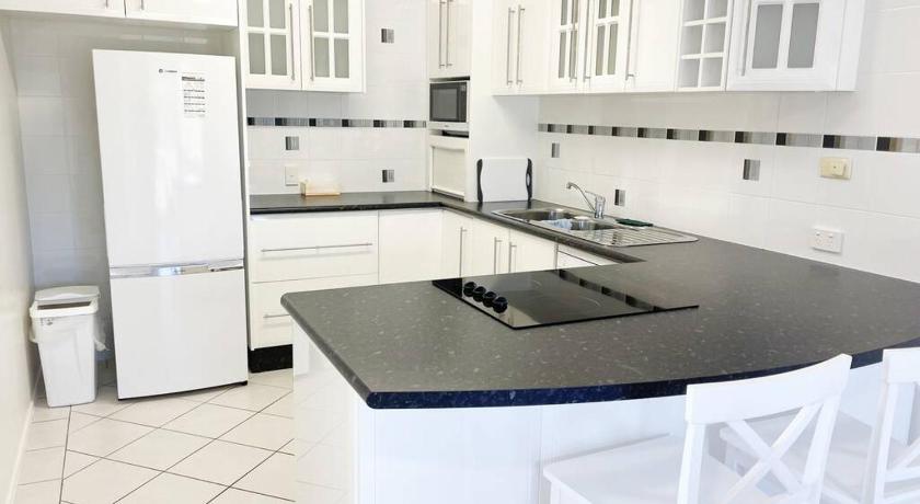Crystal Waters-2 bed, 2 bathroom, Beachfront Unit! — Hotel in Bribie Island