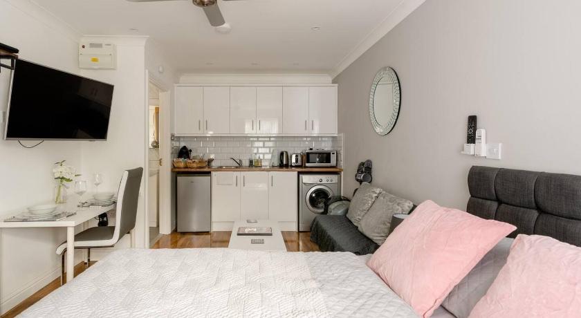 Beechfield House Modern studio self-contained unit with free WiFi and Parking and kitchen area 4m fr photo