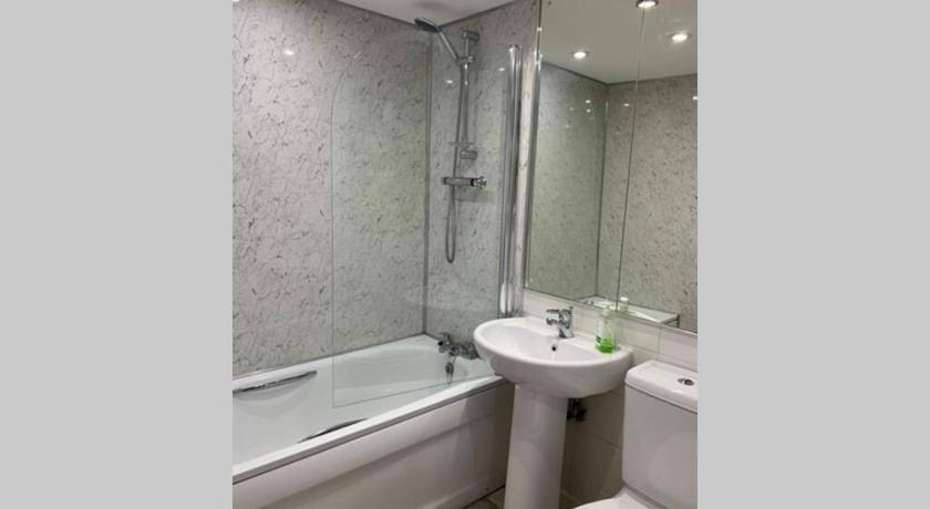 Luxury 9ine Bull Ring Apartment, Stunning city view, Free Parking, Amazing Fireplace photo
