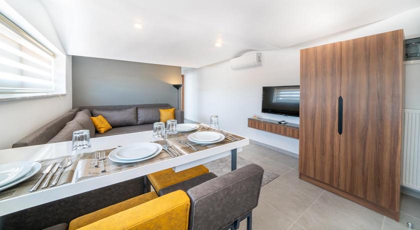 Midpoint Suites photo