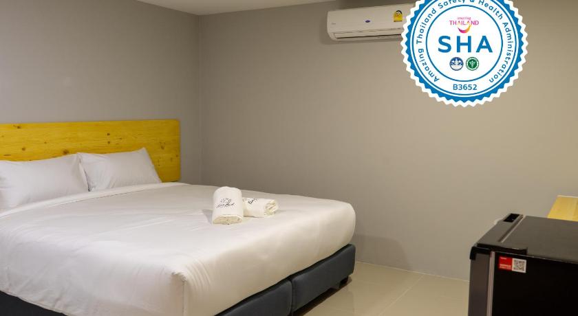 a bedroom with a bed and a lamp, Fine Bed Hotel (SHA Extra Plus) in Nonthaburi