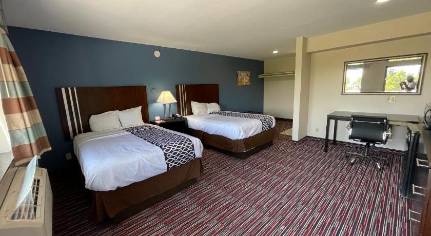Econo Lodge Inn & Suites photo