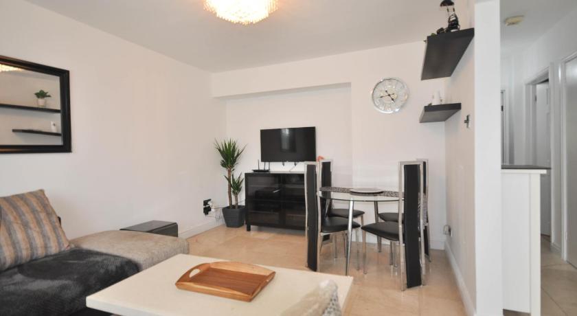 Modern 2 Bed Apartment — Hotel in Luton