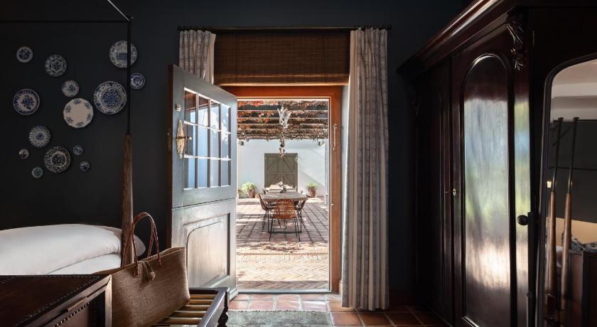 Image of Deluxe King Suite 4