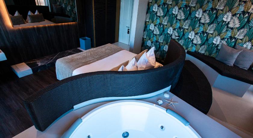 Image of Superior Suite with Hot Tub and Sea View 8