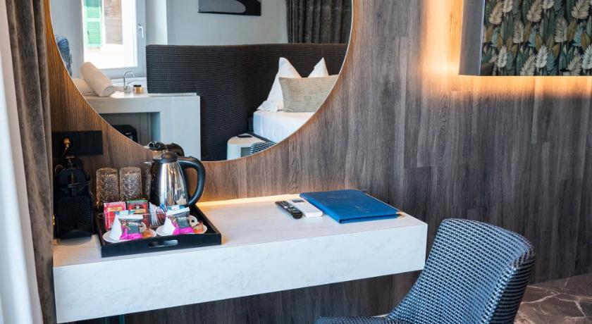 Image of Superior Suite with Hot Tub and Sea View 12