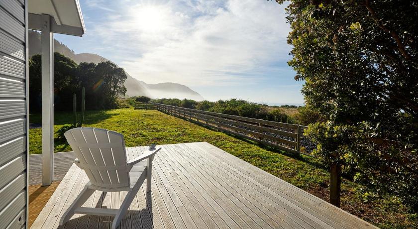 Beachfront Cottage Mangamaunu photo