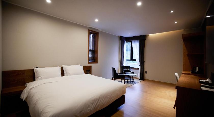 Image of Premium Deluxe Club King Room 0