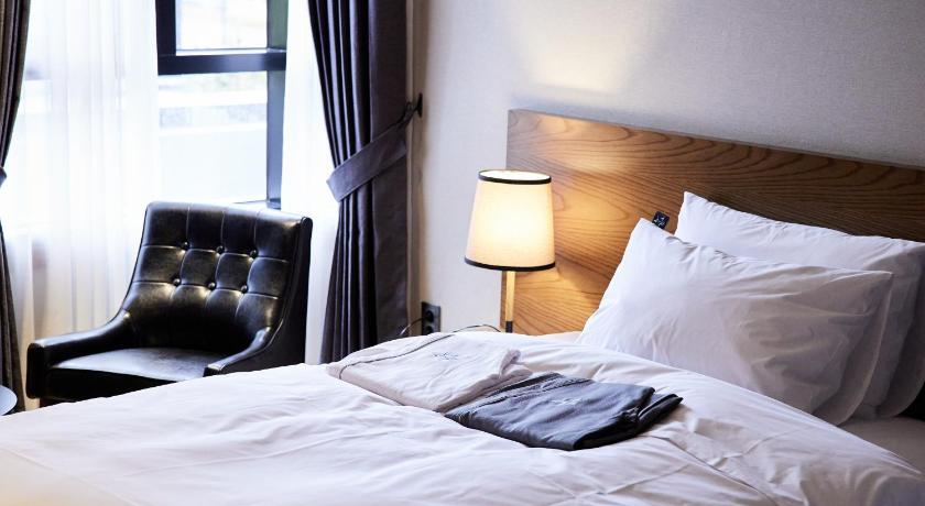 Image of Corner Double Suite 9