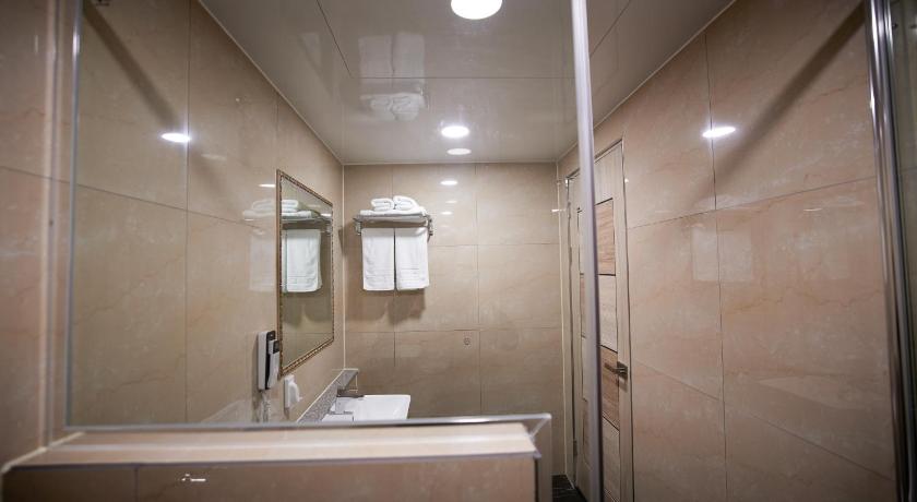Image of Corner Double Suite 2