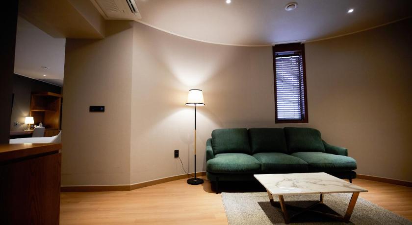 Image of Corner Double Suite 16