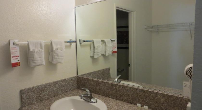 Image of 1 Queen Bed Deluxe Room Non-Smoking 7
