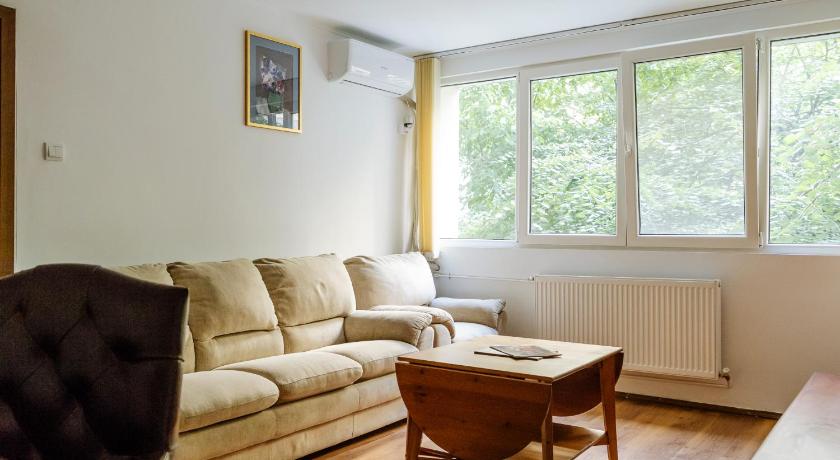 Old Town Artsy Historic Apartment with Backyard Mini Park — Hotel in Bucharest