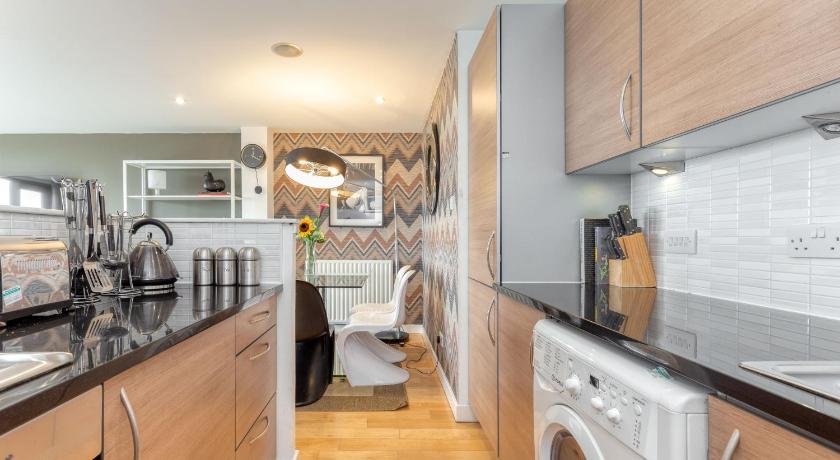 Image of Two-Bedroom Argyle St 6/5 Apartment 1