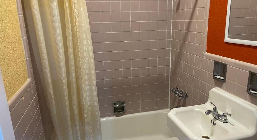 Kenwood Court Motel photo