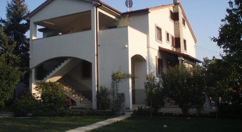 Guest House Lidija — Hotel in Opatija