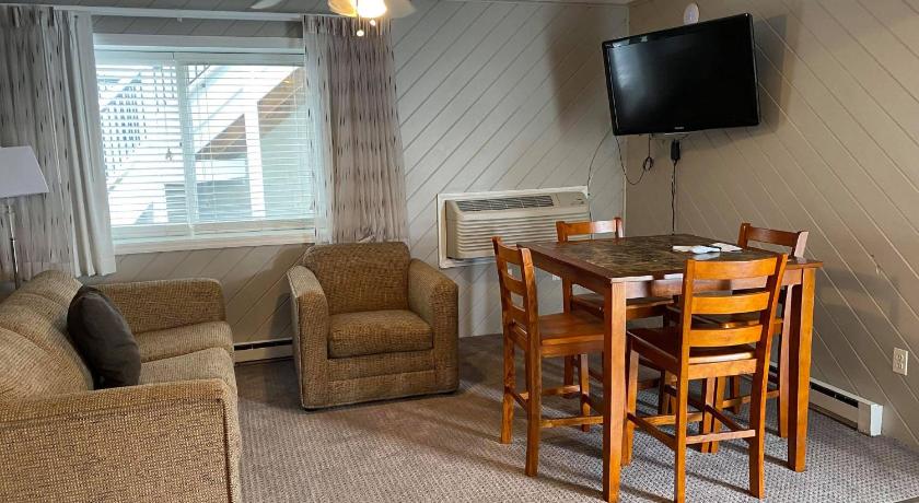 Image of Family Suite 2 King Bed and Sleeper Sofa 4