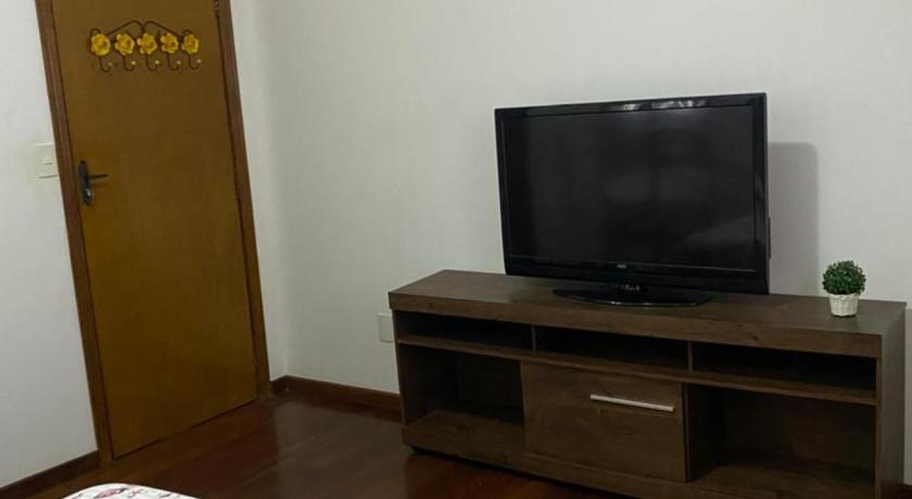 a room with a television and a bed in it, Hostel Comfort Airport Dutra e Shopping in Guarulhos