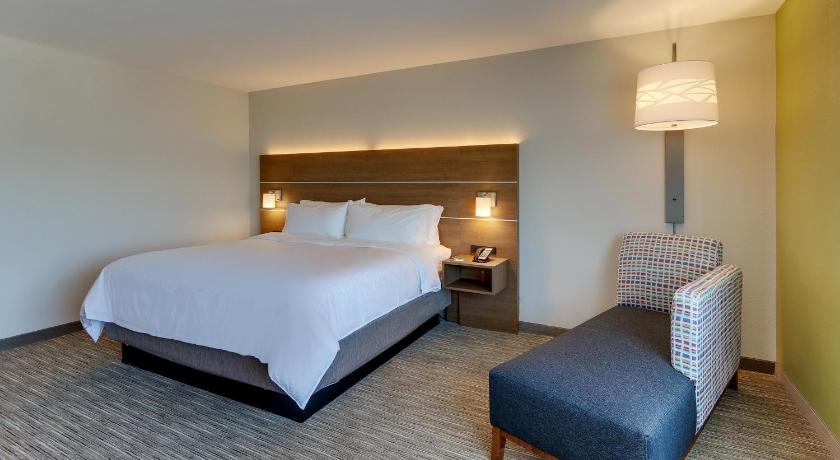 Holiday Inn Express & Suites Roanoke - Civic Center