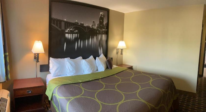 Super 8 by Wyndham Chisago City photo